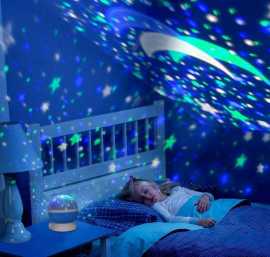 Projektor noční oblohy Deluxe Od teď na spánek vašich dětí budou dohlížet samotné hvězdy.

Projektor noční oblohy podporuje dětskou fantazii stejně jako tiší jejich energii.

Projektor můžete také využívat jako noční lampičku.

Pozvěte do svého domova krásné hvězdy.