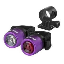 Sada osvětlení Kellys IO USB Set  Purple.


	kompaktní a odolné světlo pro každodenní jízdu
	jednoduchá montáž
	hliníkové tělo
	CNC zpracování
	minimalistický design
	vhodné do každého počasí
	silikonový kroužek pro upevnění světla na všechna běžná řídítka, sedlovky či jiné části kola
	velké optické čočky pracují jako přístupné tlačítko - světlo můžete obsluhovat bez nutnosti zastavit
	funkce zapnutí pomocí dvojitého kliknutí
	nabíjení pomocí microUSB kabelu
	výdrž baterie: 500 nabíjecích cyklů bez ztráty výdrže 


Přední světlo:


	světelný výkon: 50 lm
	zdroj světla: 1x LED
	funkce: 100% výkon, pulzování, blikání
	výdrž baterie: 2,5 hodiny (100%), 7 hodin (pulzování), 13 hodin (blikání)
	čas nabíjení: 1 hodina
	typ baterie: Li-pol 220mAh
	voděodolnost: IPX 4


Zadní světlo:


	světelný výkon: 15 lm
	zdroj světla: 1x LED
	funkce: 100% výkon, pulzování, blikání
	výdrž baterie: 2,5 hodiny (100%), 7 hodin (pulzování), 13 hodin (blikání)
	čas nabíjení: 1 hodina
	typ baterie: Li-pol 220mAh
	voděodolnost: IPX 4   


Příslušenství:


	držák na přilbu
	USB kabel
	uživatelský manuál


Kompatibilita:


	všechny běžné typy a velikosti řidítek a sedlovek
	všechny běžné cyklistické přilby s větracími otvory