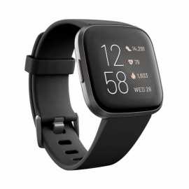 Chytré hodinky Fitbit Versa 2 Black/Carbon.

Oproti předchozí verzi jsou tyto hodinky vybaveny mikrofonem, pomocí kterého je můžete kdykoliv ovládat hlasovými příkazy v anglickém jazyce, stačí pouze zadat příkaz pomocí hlasu a asistent Alexa vám zařídí vše na co si jen vzpomenete, od zobrazení počasí až po spuštění aplikací či přehrávání písniček.













Všechny chytré hodinky Fitbit Versa 2 Vám nabídnou:
 

Celodenní monitoring 

Díky celodennímu monitorování klidové tepové frekvence zjistíte, jak se vyvíjí vaše tělesná kondice a jak je na tom váš kardiovaskulární systém.




 

Maximální výdrž baterie

Den má 24 hodin.



                                                 
Technologie SmartTrack

Hodinky pomocí tepové frekvence nepřetržitě sledují vaši fyzickou aktivitu a díky funkci SmartTrack dokáží rozeznat, kdy začnete trénovat nebo cvičit.






Sledování spánku

S využitím technologie PurePulse® hodinky monitorují přes noc vaši tepovou frekvenci a zaznamenávají jednotlivé fáze spánku.




 Technický popis:


	maximální výdrž baterie 5+ dní
	více než 15 sportovních režimů
	hlasové odpovědi (pouze OS Android)
	Fitbit Today - správa záznamů celodenní aktivity, návrhů na zlepšení životosprávy a upozornění na blížící se aktivity
	úložný prostor až pro 300+ písní
	monitorování spánku a funkce Sleep score + funkce chytrého buzení
	automatické rozpoznání sportovní aktivity SmartTrack
	24/7 snímání tepové frekvence PurePulse
	přístup k oblíbeným aplikacím přímo skrze hodinky
	možnost propojení s Bluetooth sluchátky
	barevný dotykový AMOLED displej
	přístup k GPS skrze spárovaný telefon, možnost záznamu tempa a vzdálenosti
	NFC čip pro bezkontaktní platby
	konektivita: WiFi, Bluetooth
	sklíčko: Gorilla Glass 3
	použití: běh, cyklistika, plavání, fitness, turistika, lyžování, outdoor
	kompatibilita: iOS, Android, Windows
	vodotěsnost: 5 ATM (do 50 m)
	provozní teplota: -10°C až +60°C
	rozlišení displeje: 300 x 300 px
	velikost displeje: 2,5 x 2,5 cm, úhlopříčka 3,5 cm
	velikost řemínku: balení obsahuje dva silikonové řemínky; S (14-18 cm), L (18-22 cm)
	hmotnost: 41 g s malým řemínkem, 43,2 g s velkým řemínkem